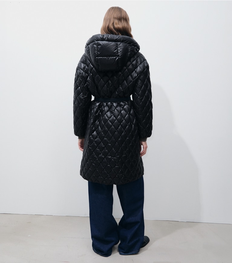Tory Burch designer cappotti Cappotto in nylon matelassé con cappuccio in BLACK on model back