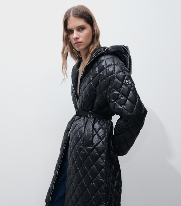 Tory Burch designer cappotti Cappotto in nylon matelassé con cappuccio in BLACK on model detail
