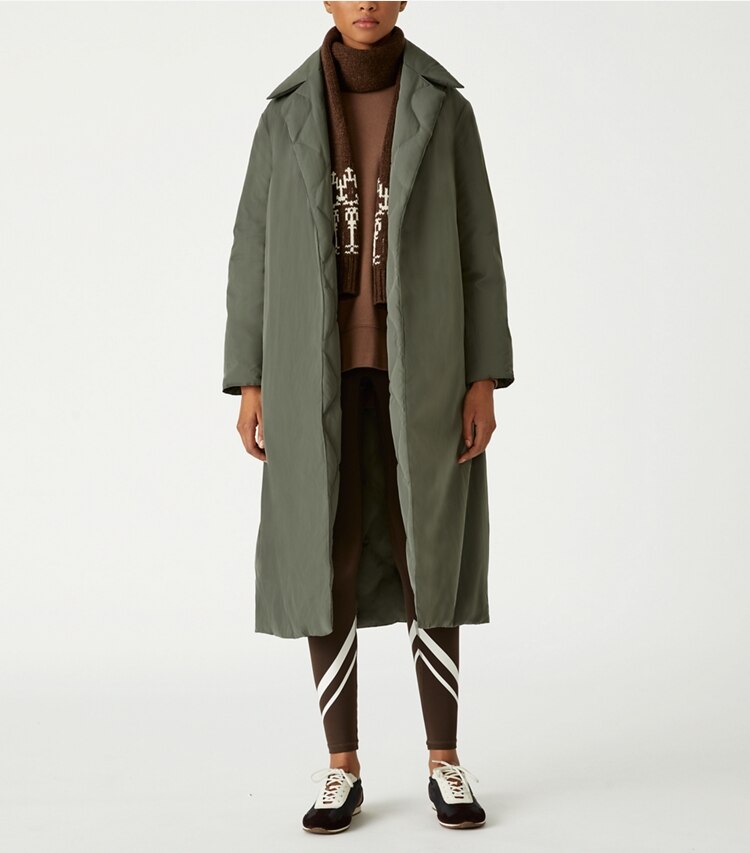 Tory Sport designer cappotti Cappotto lungo matelassé oversize reversibile in Mountain Fern parte anteriore su modella
