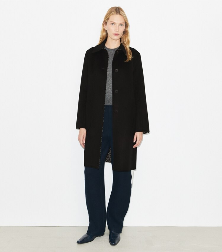 Tory Burch designer cappotti Cappotto reversibile in lana con motivo jacquard T Monogram in Black/T Monogram Jacquard Combo D parte anteriore su modella