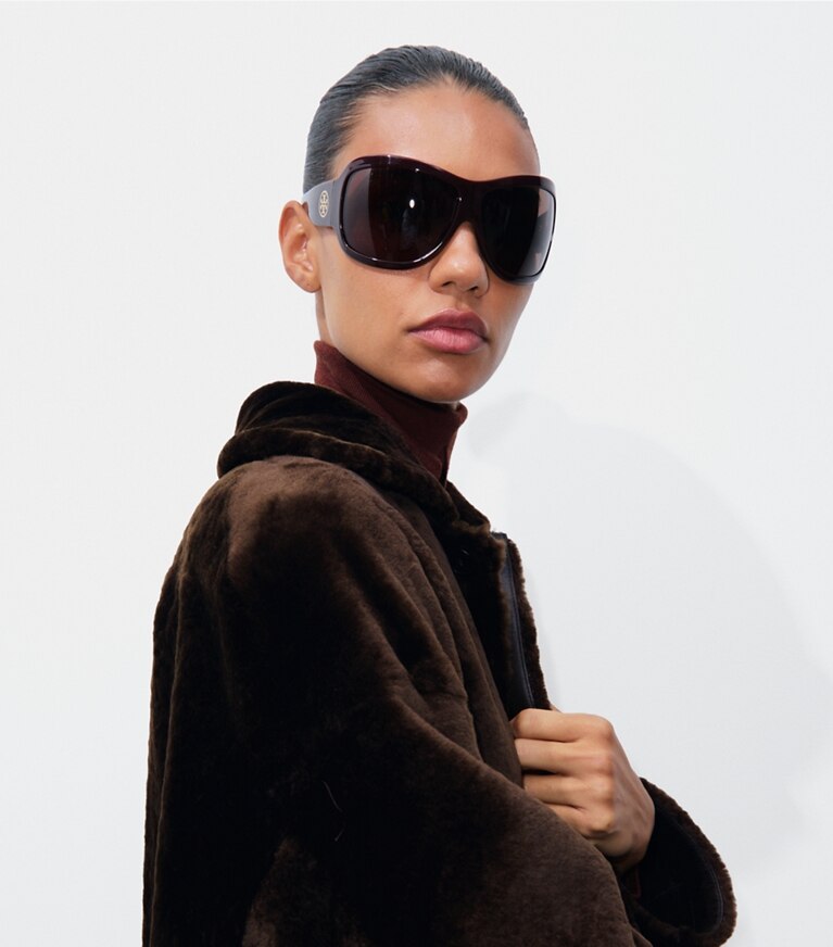 Tory Burch designer cappotti Cappotto reversibile in shearling in Cacao additional on model