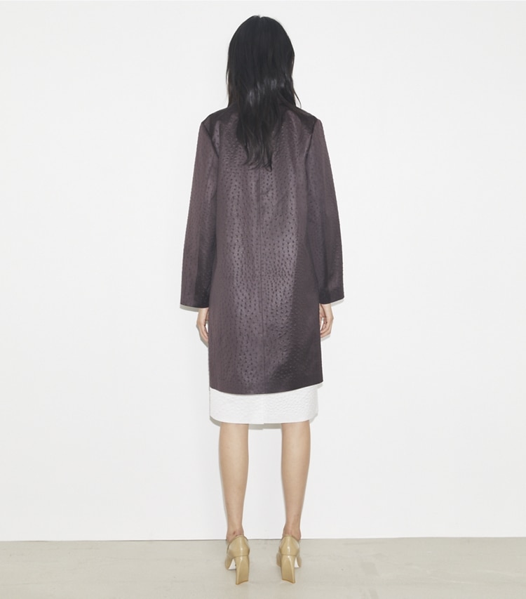 Tory Burch designer cappotti Car coat in viscosa in Roasted Eggplant on model back