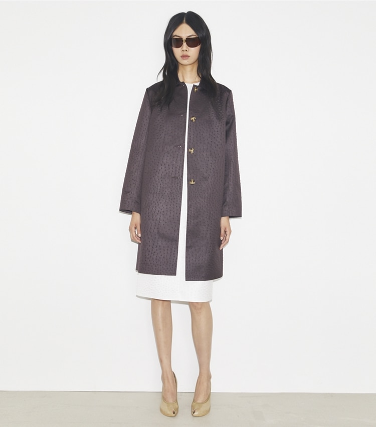 Tory Burch designer cappotti Car coat in viscosa in Roasted Eggplant parte anteriore su modella