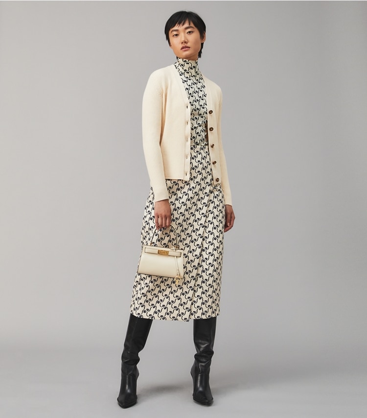 Tory Burch designer sweaters Cardigan à côtes en laine mérinos dans French Cream sur modèle, de face