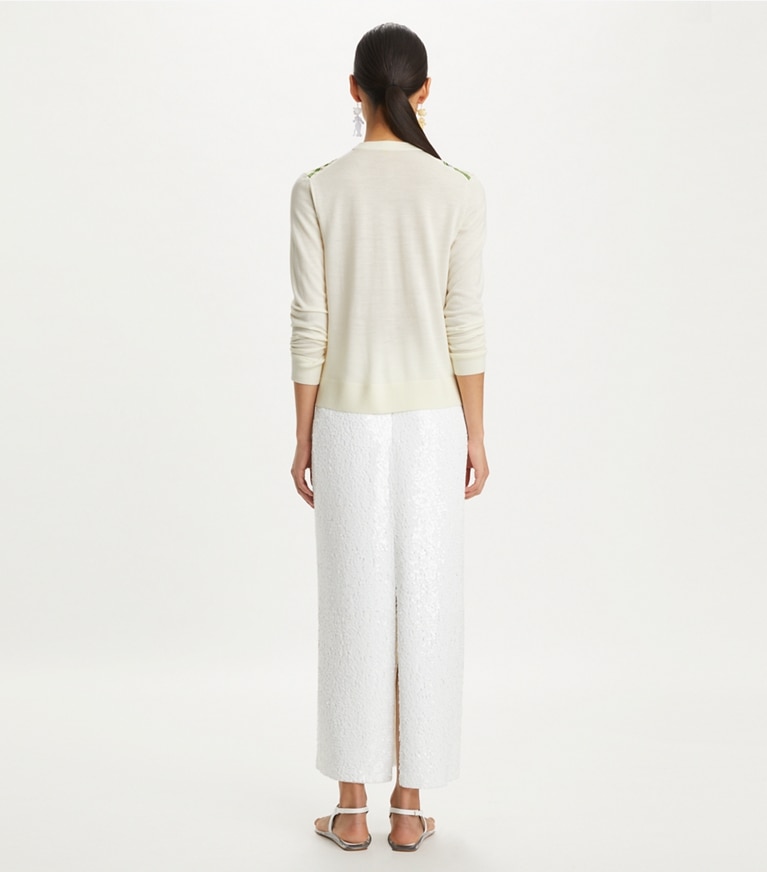 Tory Burch designer sweaters Cardigan à devant en soie dans NEW IVORY / Ivory Zebra sur modèle, de dos