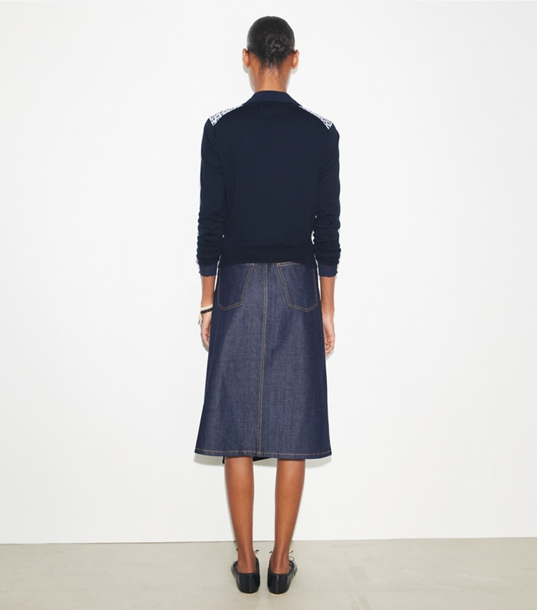 Tory Burch designer sweaters Cardigan à devant en soie dans Mistero Navy/ Prismatic T Monogram Small sur modèle, de dos