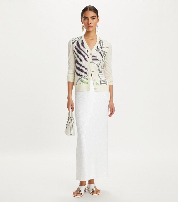 Tory Burch designer sweaters Cardigan à devant en soie dans NEW IVORY / Ivory Zebra sur modèle, de face