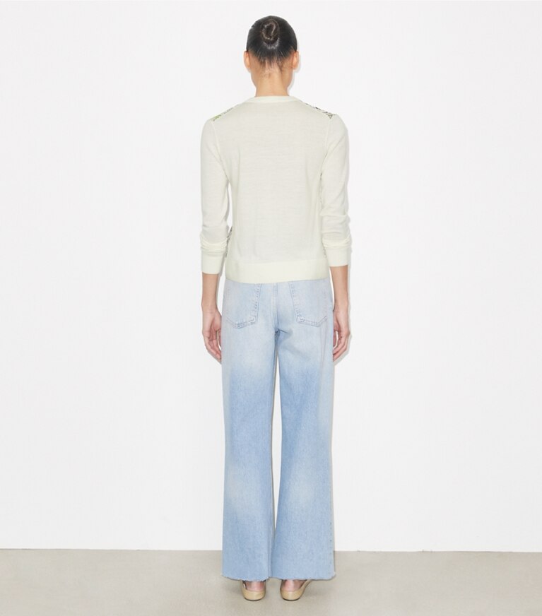 Tory Burch designer sweaters Cardigan à empiècement en soie in New Ivory / Mint Cockatoo on model back