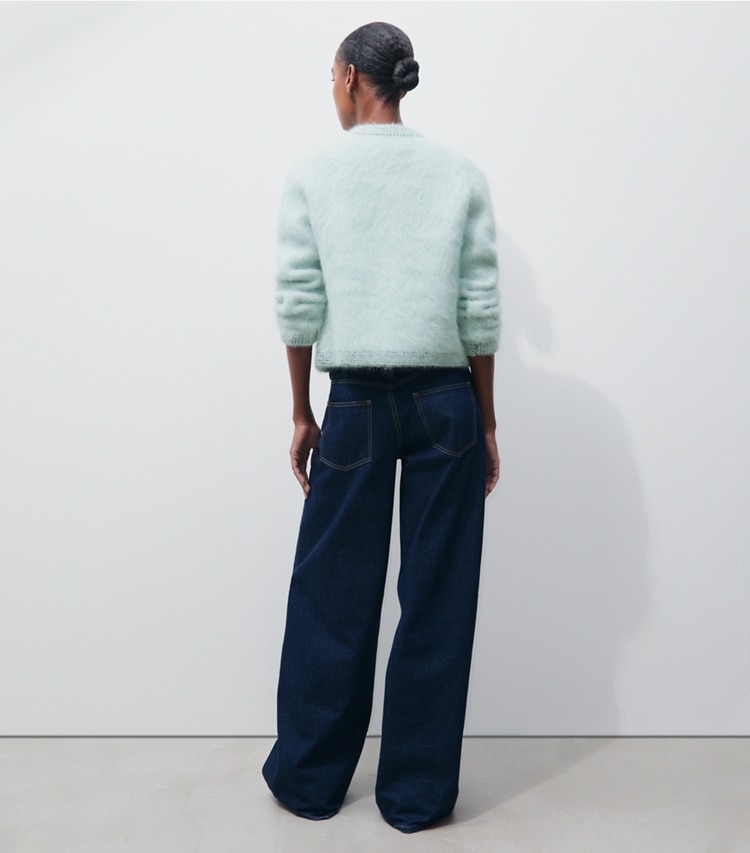 Tory Burch designer sweaters Cardigan brossé Kendra dans Frosty Sky / Ice Floe sur modèle, de dos