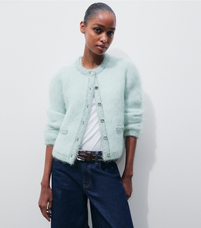 Tory Burch designer sweaters Cardigan brossé Kendra dans Frosty Sky / Ice Floe détail sur modèle