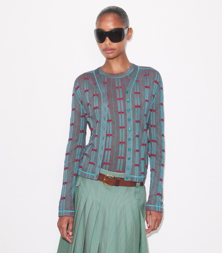 Tory Burch designer sweaters Cardigan côtelé en viscose dans Mermaid / Bordeaux détail sur modèle