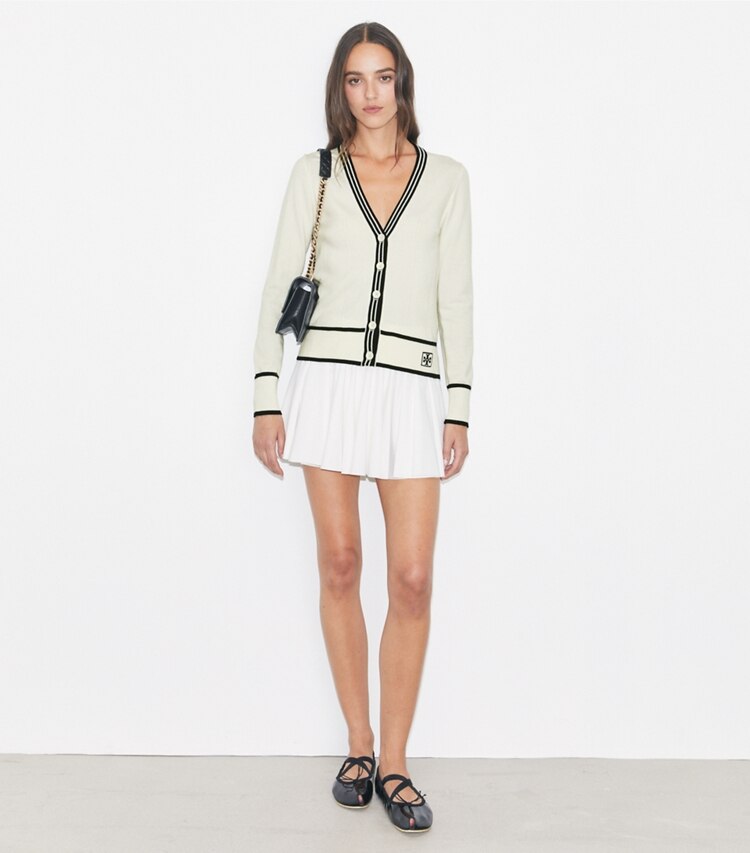 Tory Burch designer maglioni Cardigan corto in lana in White / Deep Navy parte anteriore su modella