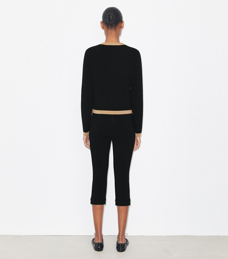 Tory Burch designer sweaters Cardigan coupe 7/8 en laine mérinos dans Black/ Camel Heather sur modèle, de dos