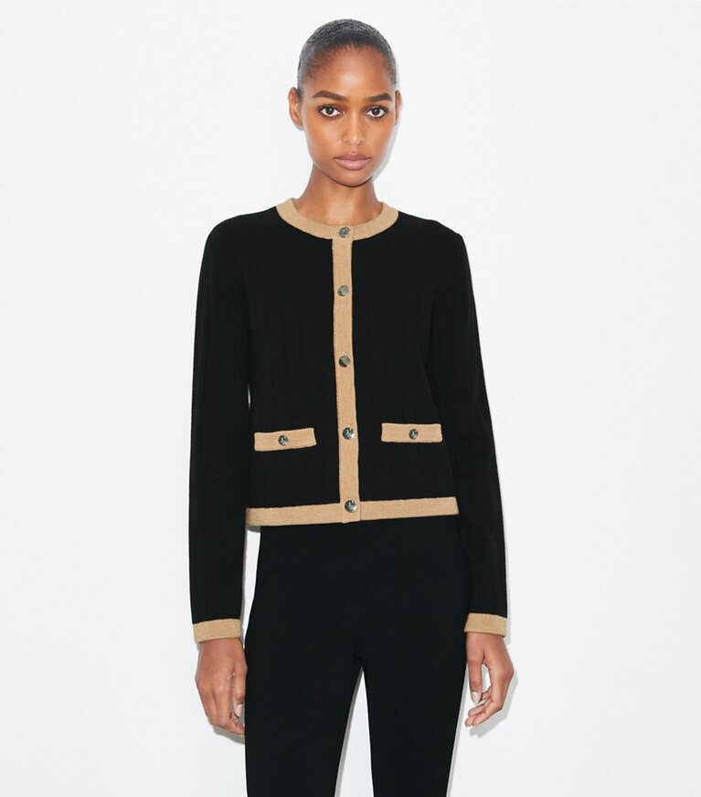 Tory Burch designer sweaters Cardigan coupe 7/8 en laine mérinos dans Black/ Camel Heather détail sur modèle