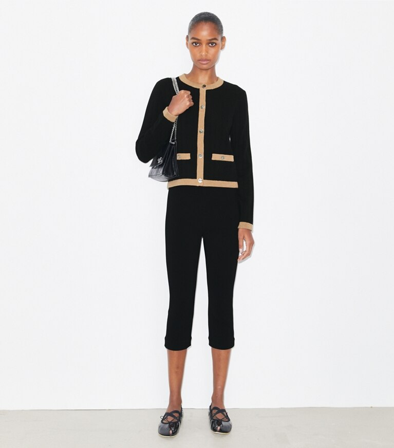 Tory Burch designer sweaters Cardigan coupe 7/8 en laine mérinos dans Black/ Camel Heather sur modèle, de face