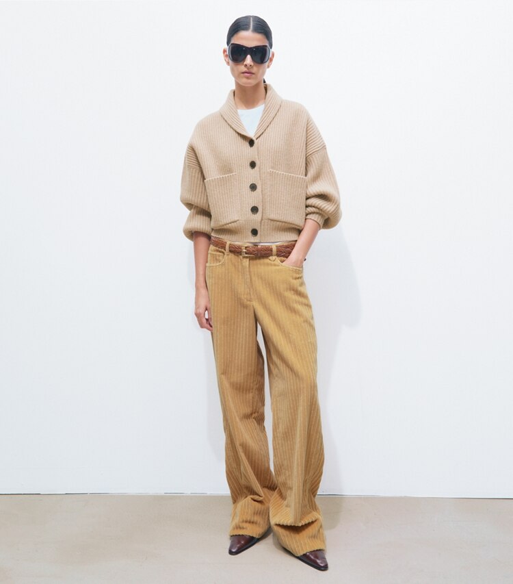 Tory Burch designer sweaters Cardigan court en laine dans Milk Chai Melange sur modèle, de face
