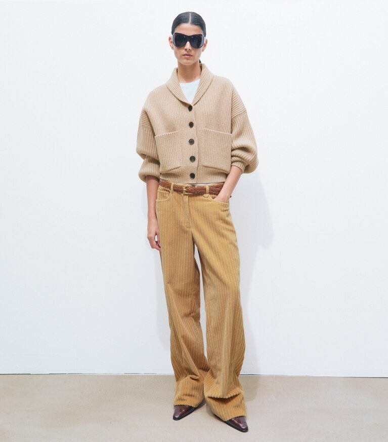 Tory Burch designer sweaters Cardigan court en laine dans Milk Chai Melange sur modèle, de face