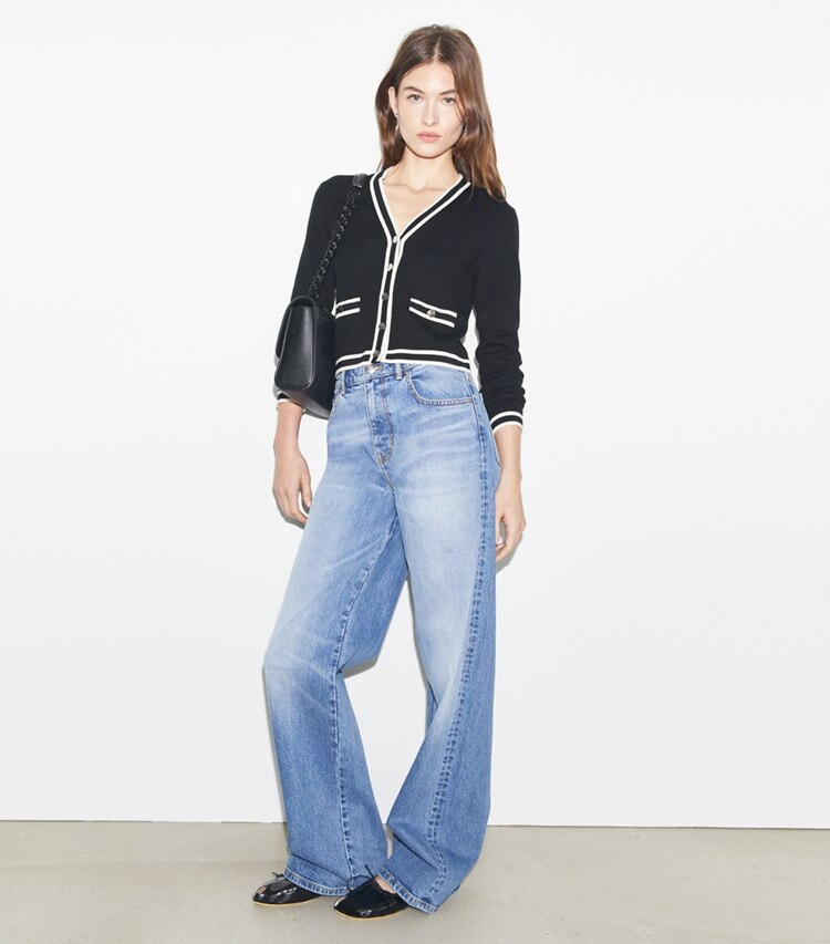 Tory Burch designer sweaters Cardigan court Kendra in Black / New Ivory sur mannequin, devant