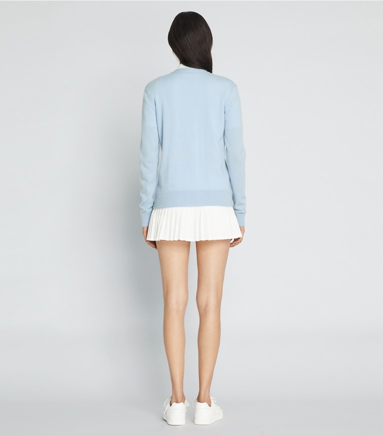 Tory Sport designer sweaters Cardigan de golf brodé en cachemire dans Ice Floe sur modèle, de dos