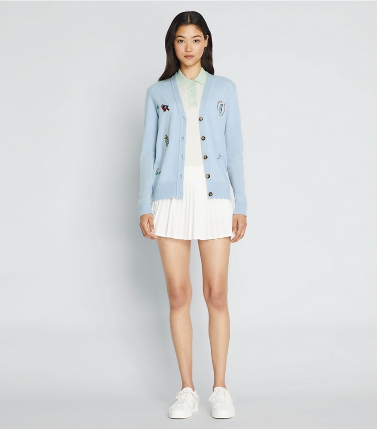 Tory Sport designer sweaters Cardigan de golf brodé en cachemire dans Ice Floe sur modèle, de face