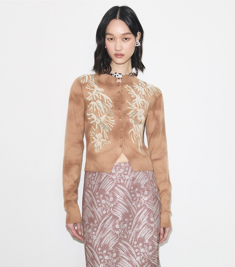Tory Burch designer maglioni Cardigan decorato in lana in Taupe on model detail