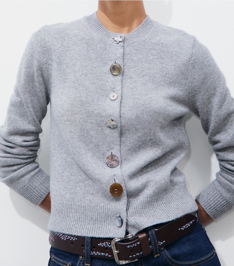 Tory Burch designer sweaters Cardigan en cachemire à boutons variés dans Smoky Gray Melange supplémentaire sur le modèle