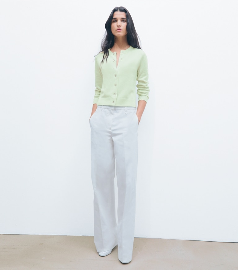 Tory Burch designer sweaters Cardigan en cachemire Bunny Knot in Mint sur mannequin, devant