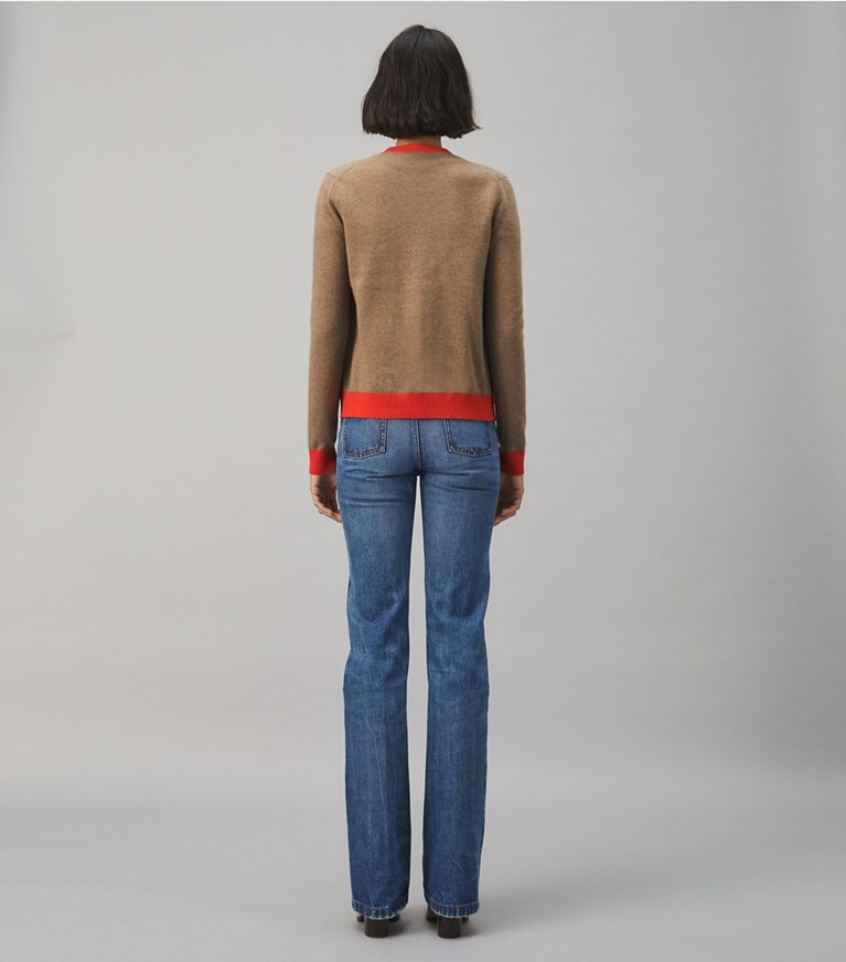 Tory Burch designer sweaters Cardigan en cachemire color-block dans RICH TAUPE / BRILLIANT RED sur modèle, de dos