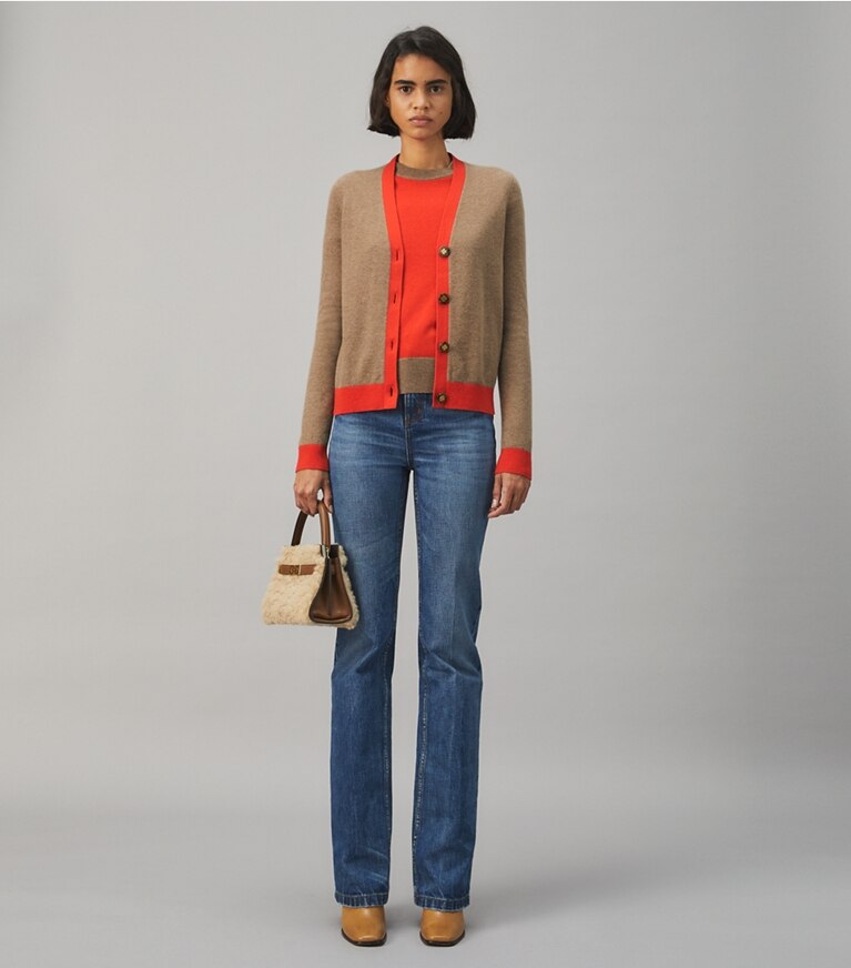 Tory Burch designer sweaters Cardigan en cachemire color-block dans RICH TAUPE / BRILLIANT RED sur modèle, de face