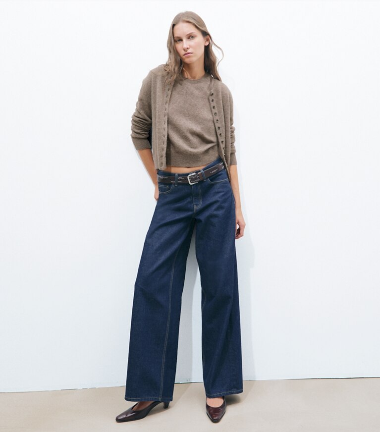 Tory Burch designer sweaters Cardigan en cachemire et soie in Dark Hazelnut additional on model