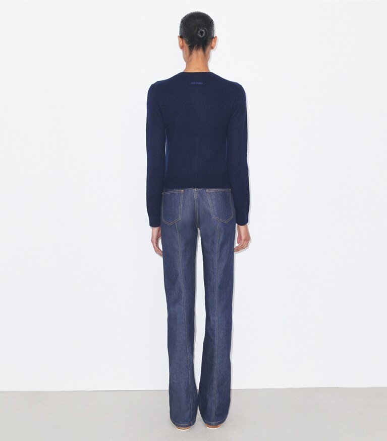 Tory Burch designer sweaters Cardigan en cachemire et soie in Navy on model back