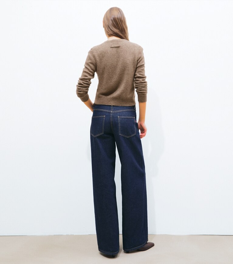 Tory Burch designer sweaters Cardigan en cachemire et soie in Dark Hazelnut on model back