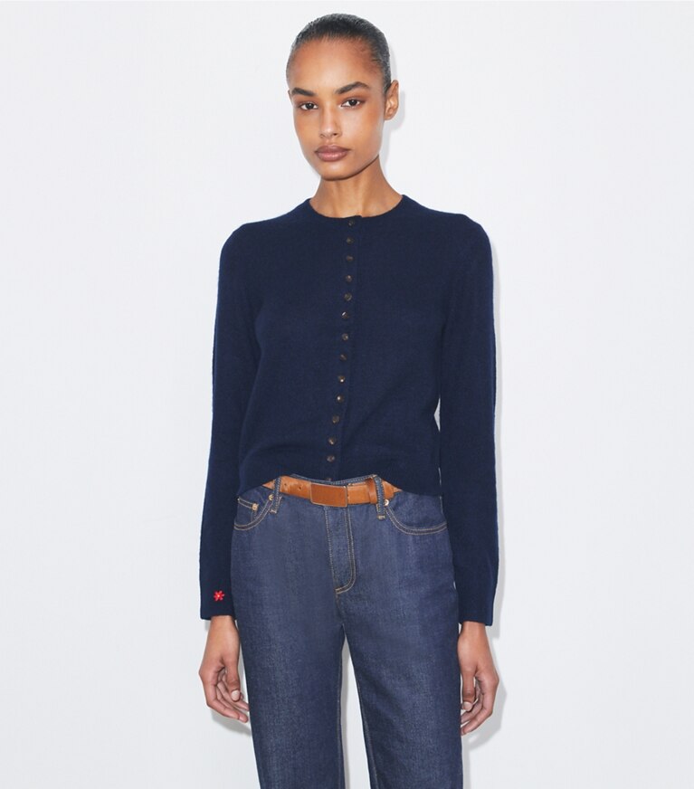 Tory Burch designer sweaters Cardigan en cachemire et soie in Navy on model detail