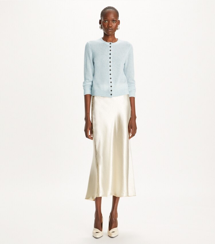 Tory Burch designer sweaters Cardigan en cachemire et soie in Soft Dewdrop sur mannequin, devant