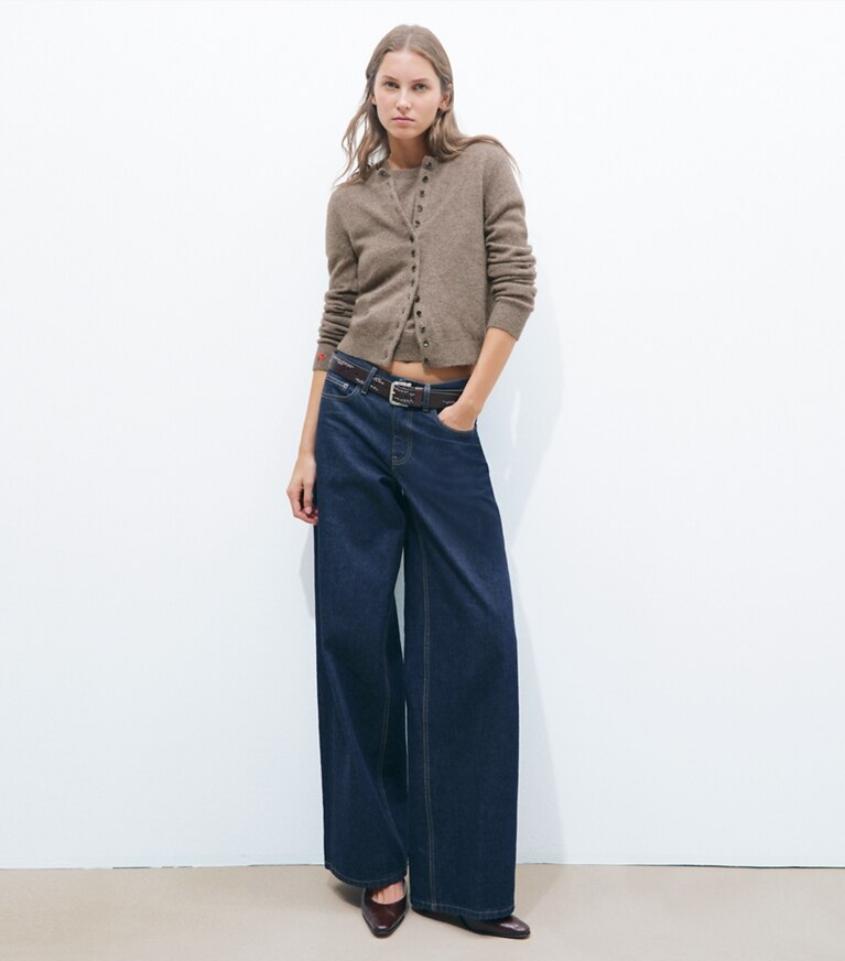 Tory Burch designer sweaters Cardigan en cachemire et soie in Dark Hazelnut sur mannequin, devant
