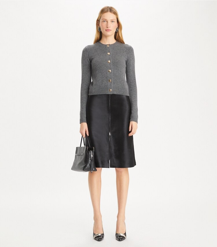 Tory Burch designer sweaters Cardigan en cachemire in Dark Steel Melange sur mannequin, devant