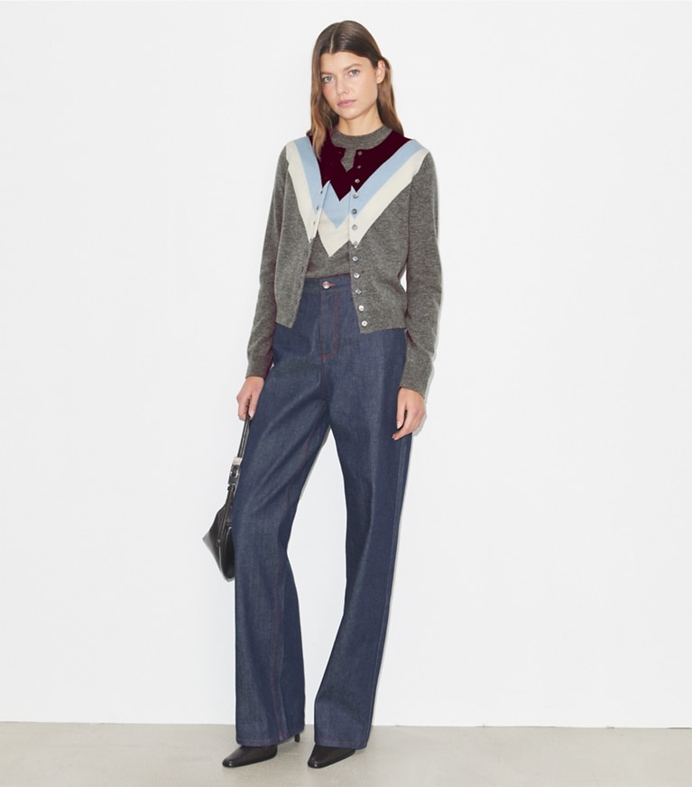 Tory Burch designer sweaters Cardigan en laine à chevrons in Light Gray sur mannequin, devant