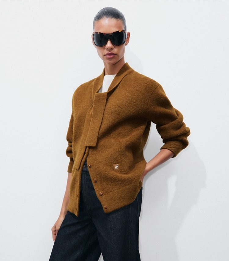 Tory Burch designer sweaters Cardigan en laine à nouer sur le devant dans Pecan détail sur modèle