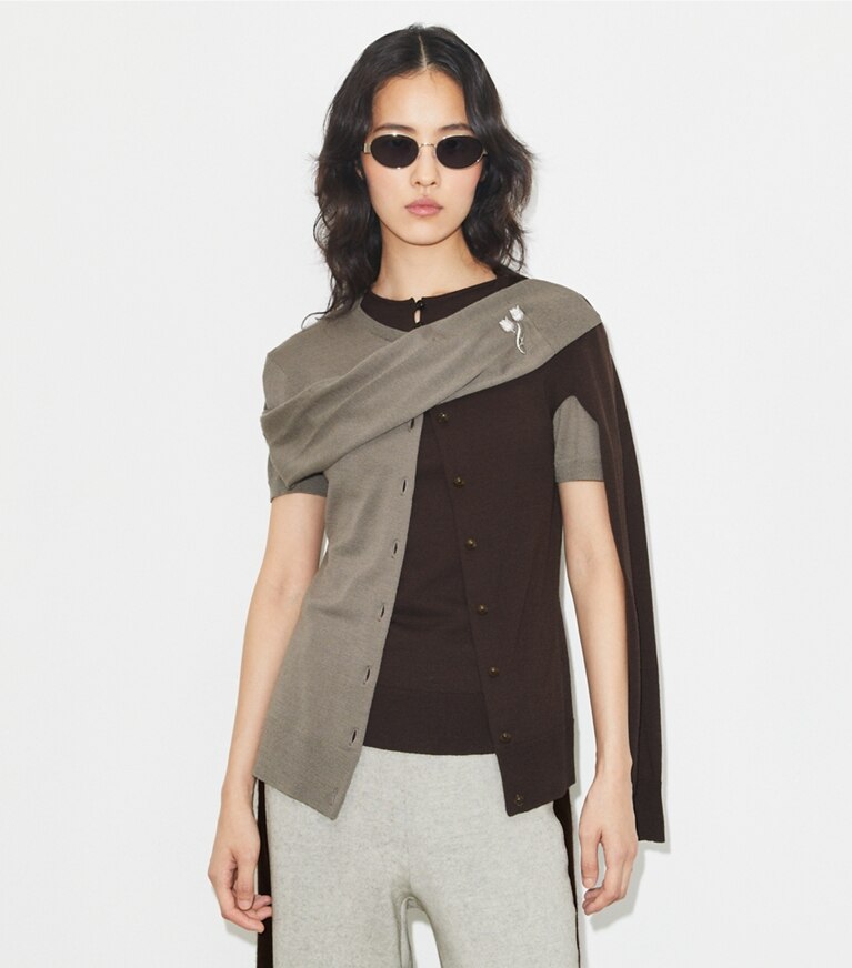 Tory Burch designer sweaters Cardigan en laine avec broche in Light Gray / Dark Brown front