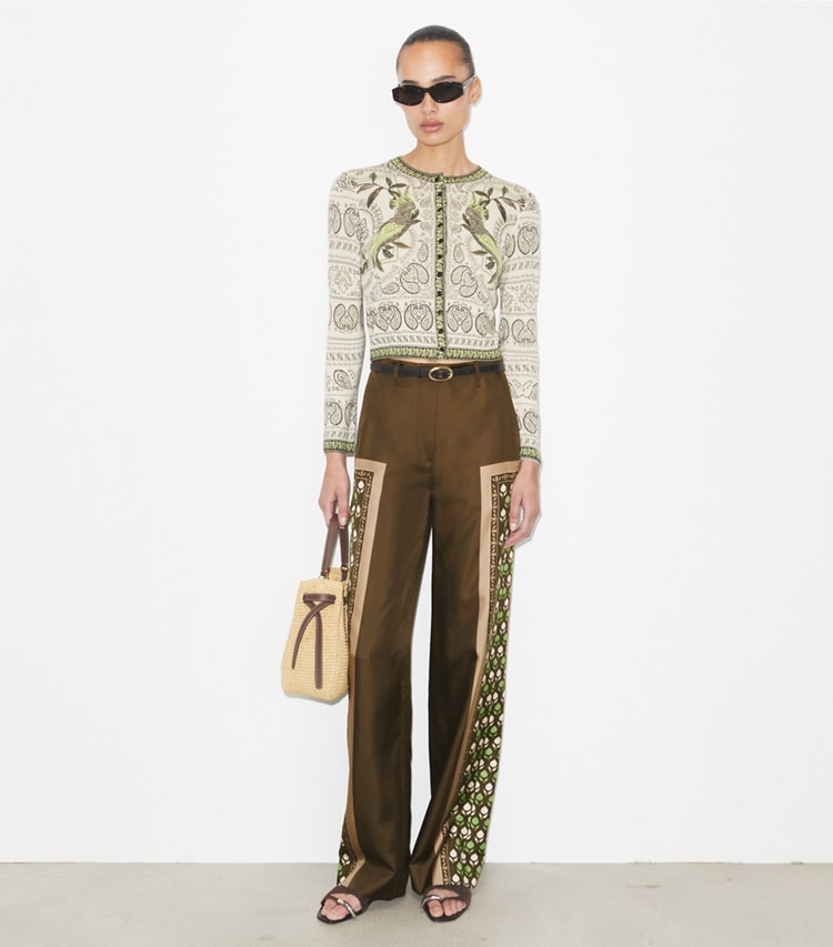 Tory Burch designer sweaters Cardigan en laine imprimée in Light Ivory / Mint Cockatoo sur mannequin, devant