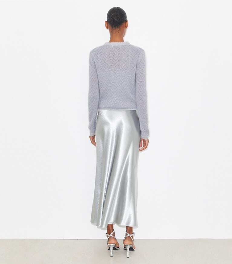 Tory Burch designer sweaters Cardigan en laine dans Platinum / Metallic Blue sur modèle, de dos