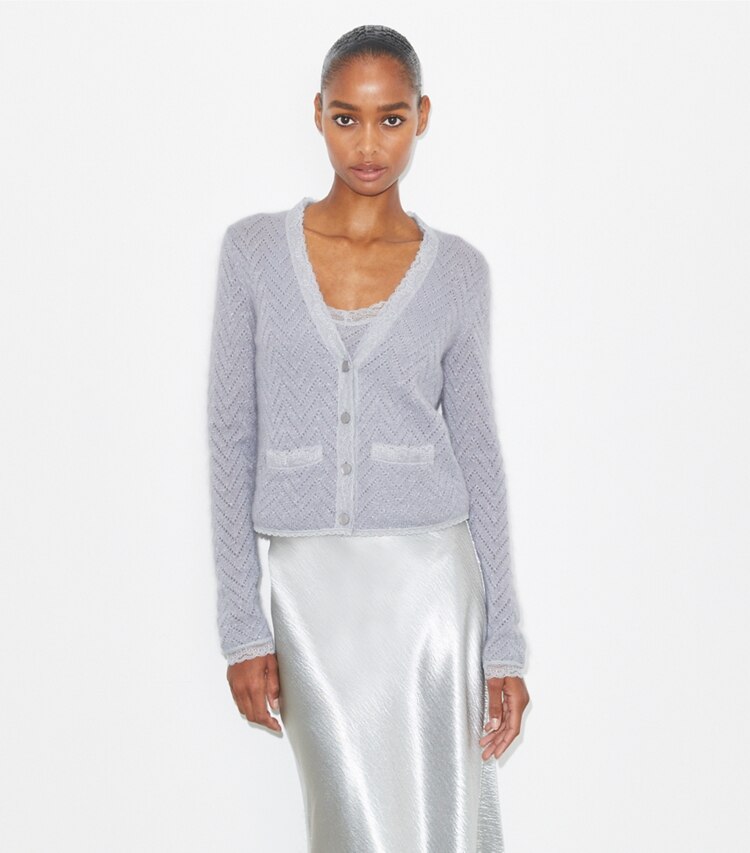 Tory Burch designer sweaters Cardigan en laine dans Platinum / Metallic Blue détail sur modèle