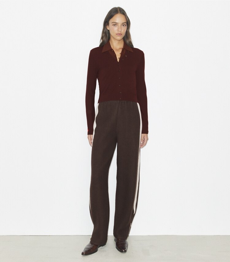 Tory Burch designer sweaters Cardigan en laine in Merlot sur mannequin, devant