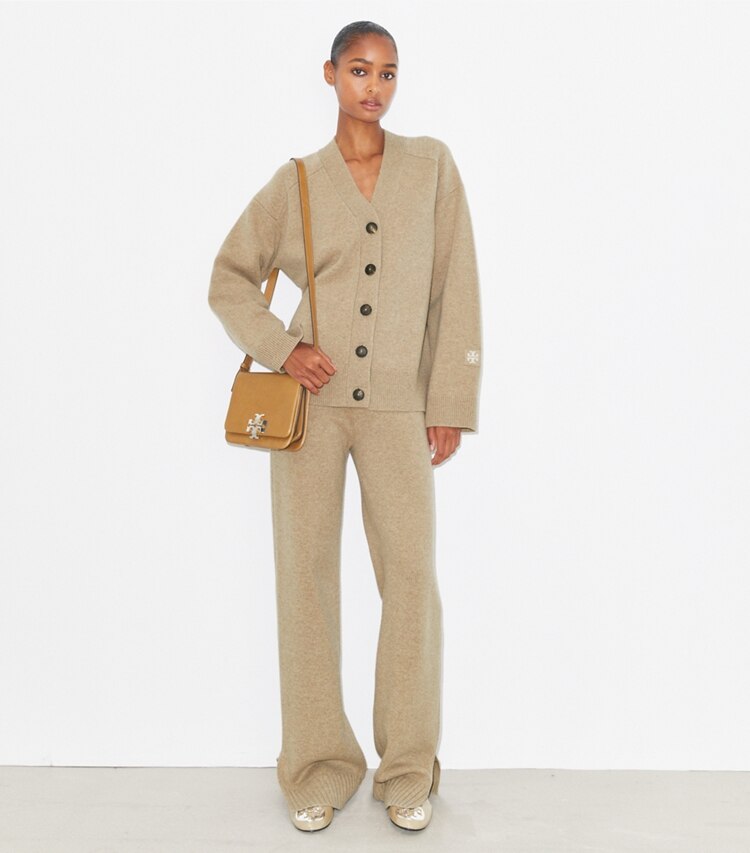 Tory Burch designer sweaters Cardigan en laine in Oatmeal Melange sur mannequin, devant
