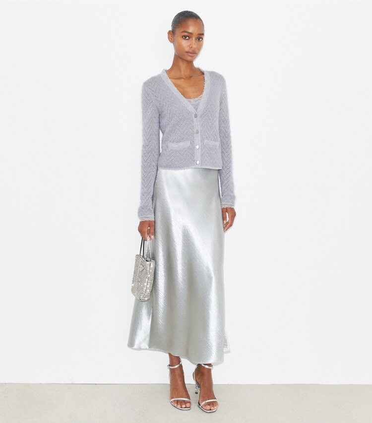 Tory Burch designer sweaters Cardigan en laine dans Platinum / Metallic Blue sur modèle, de face