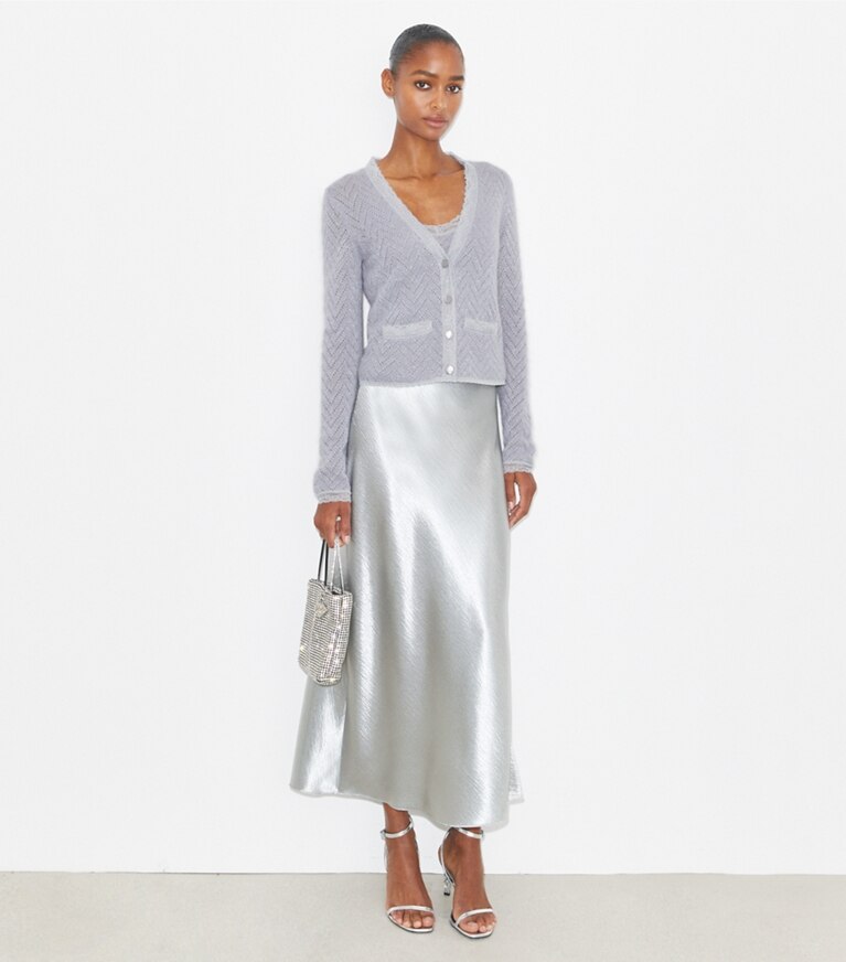 Tory Burch designer sweaters Cardigan en laine dans Platinum / Metallic Blue sur modèle, de face