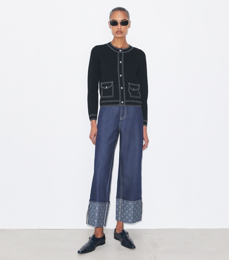 Tory Burch designer sweaters Cardigan en laine surpiqué in Black sur mannequin, devant