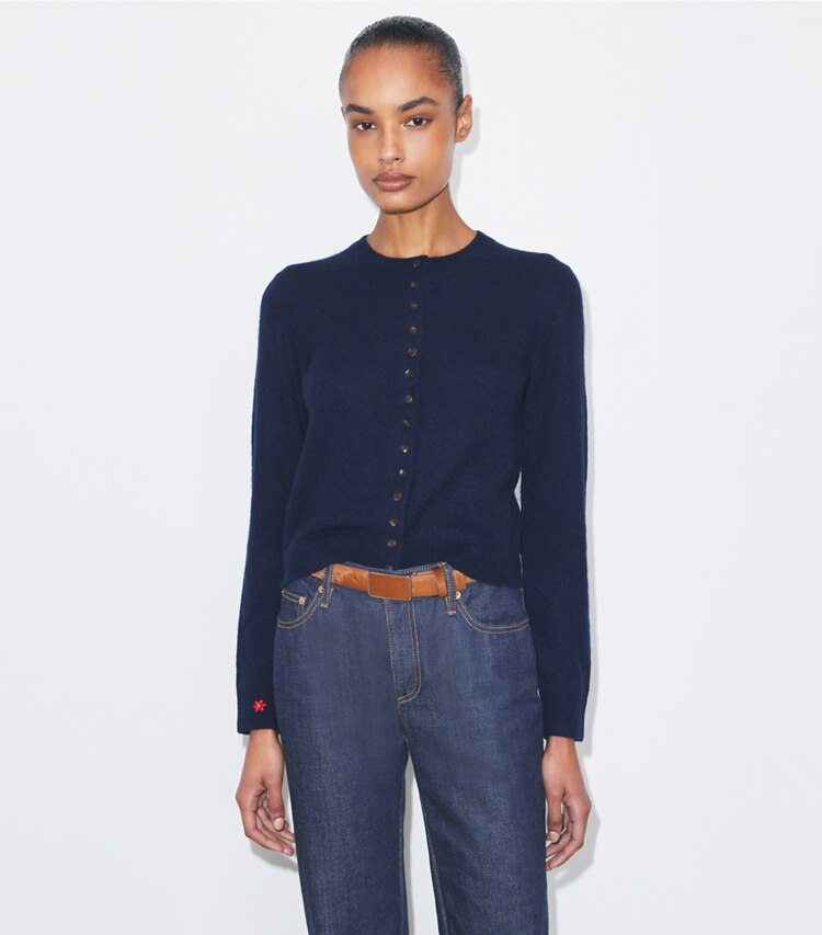 Tory Burch designer maglioni Cardigan in cashmere misto seta in Navy on model detail