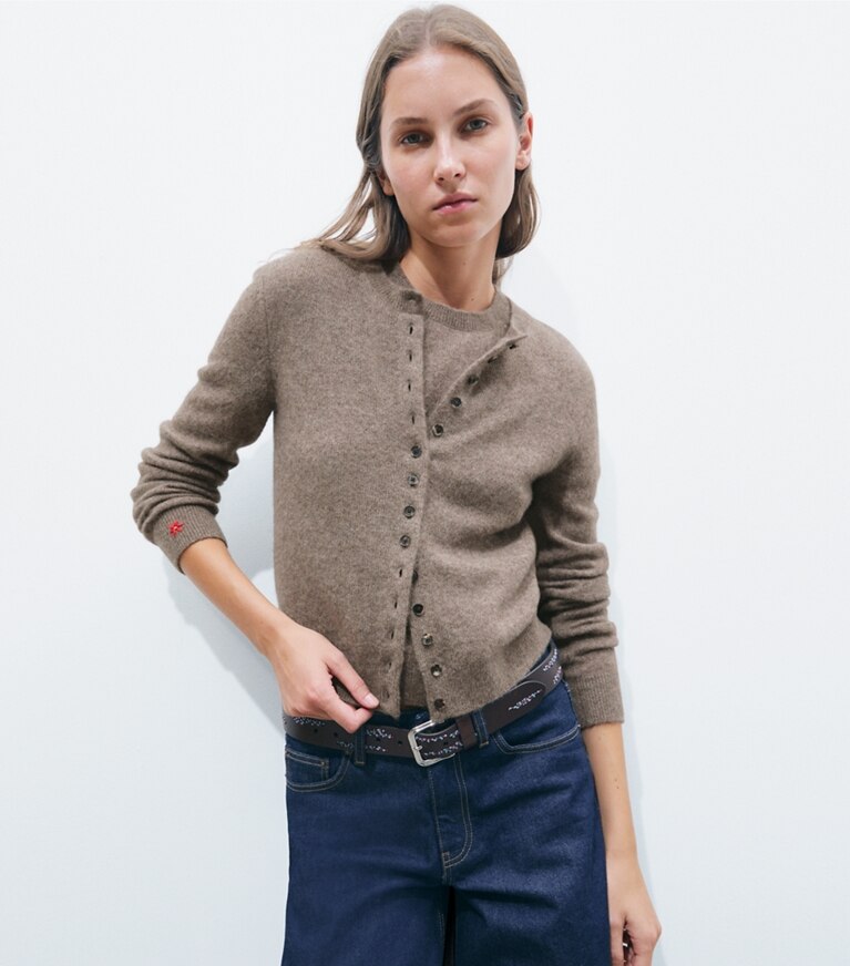 Tory Burch designer maglioni Cardigan in cashmere misto seta in Dark Hazelnut on model detail