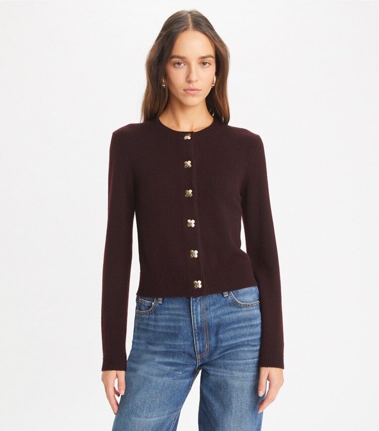 Tory Burch designer maglioni Cardigan in cashmere in Dark Winterberry on model detail